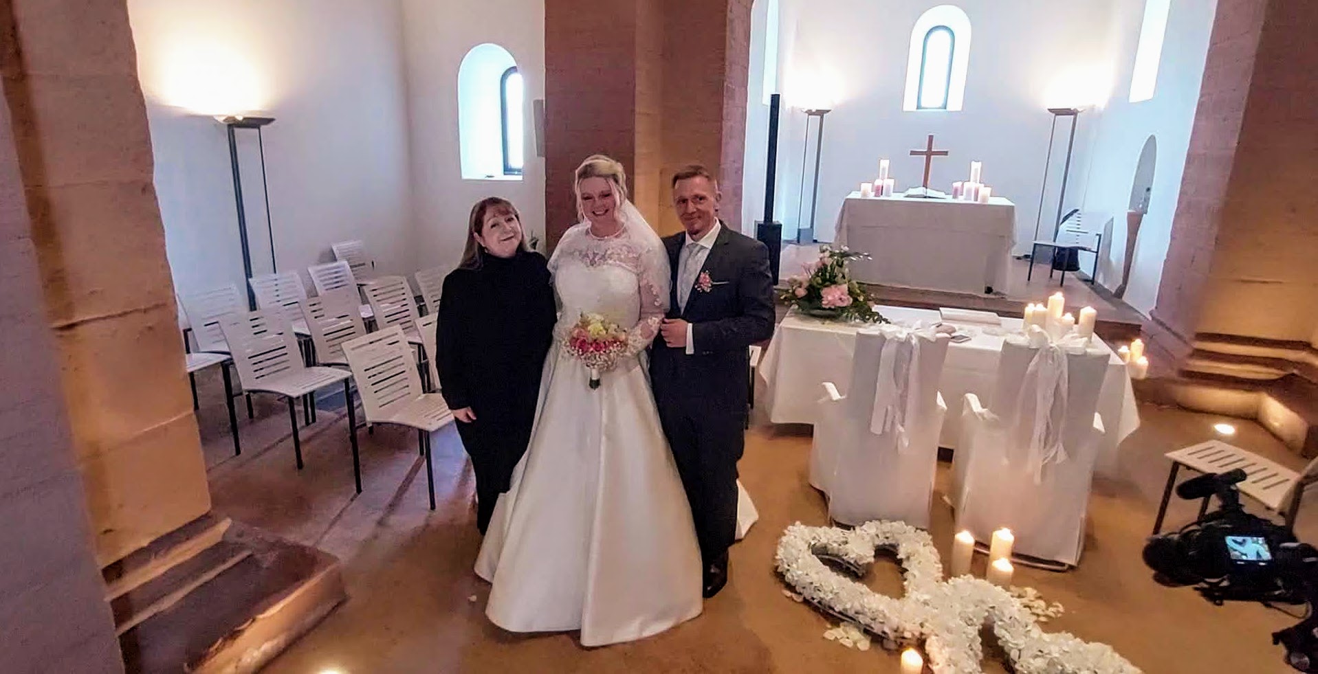 Sängerin Kathleen mit Brautpaar vor dem Altar im St. Fabianstift des Kloster Hornabch