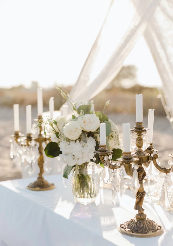 Gedeckter Hochzeitstisch mit zwei Kerzenständer und weiße Rosen in der mitte - Freie Trauung mit Hochzeitssängerin Kathleen