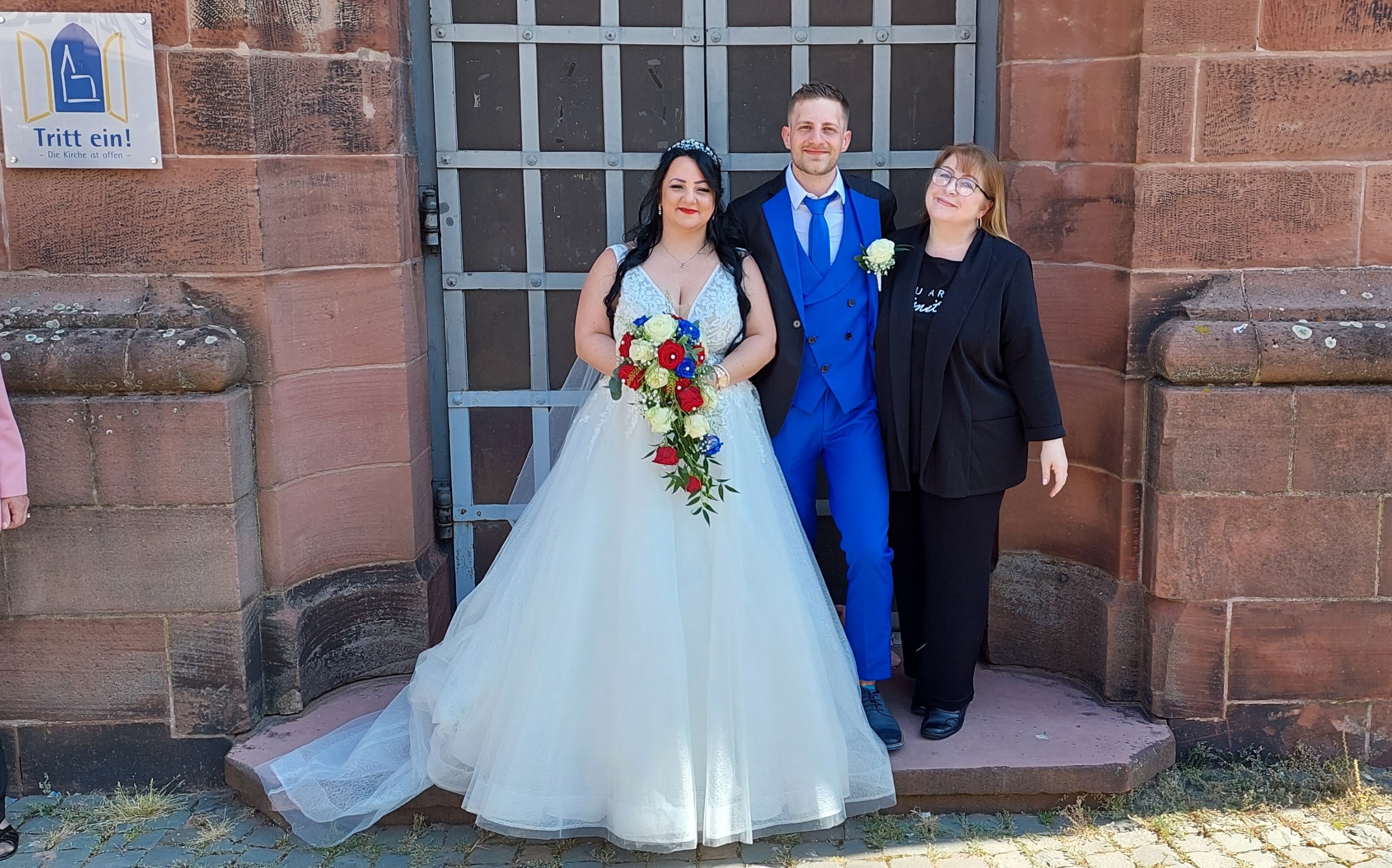 Kathleen mit Brautpaar vor der Alexanderkirche